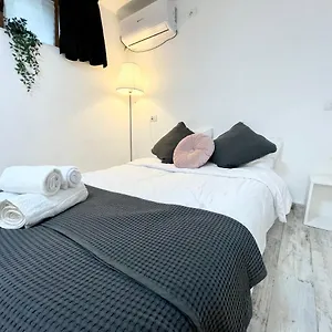 Apartament The Temple - Half Ground Level With Windows - Demisol, Bucureşti